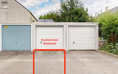 Kostenloser, markierter Stellplatz vor der mittleren weißen Garage der Naturheilpraxis Christine Sack in Erding